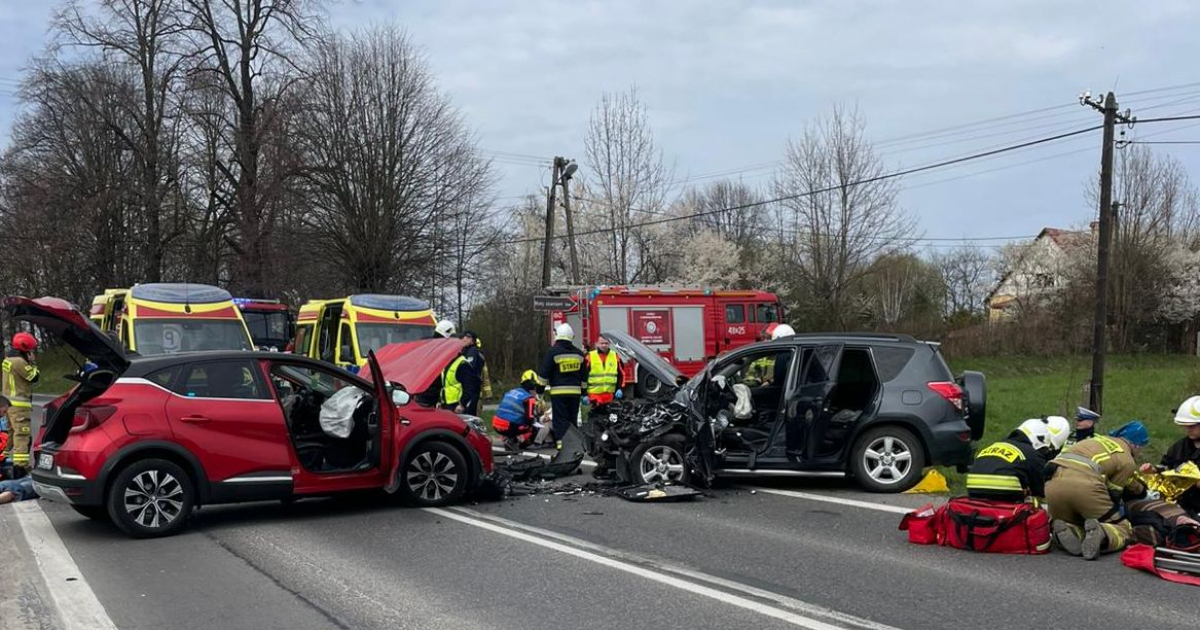 Czołowe zderzenie w Grabownicy Starzeńskiej. Na miejscu lądował śmigłowiec LPR [ZDJĘCIA]