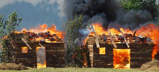 W Bieszczadach płonie pensjonat. Z ogniem walczy ponad 50 strażaków!