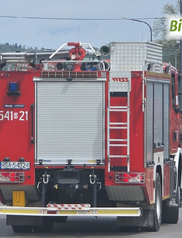Groźny pożar przy obwodnicy Sanoka. Ogień szybko się rozprzestrzeniał [VIDEO, ZDJĘCIA]