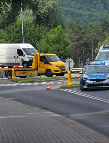 SANOK: Zderzenie dwóch osobówek z dostawczakiem [VIDEO, ZDJĘCIA]