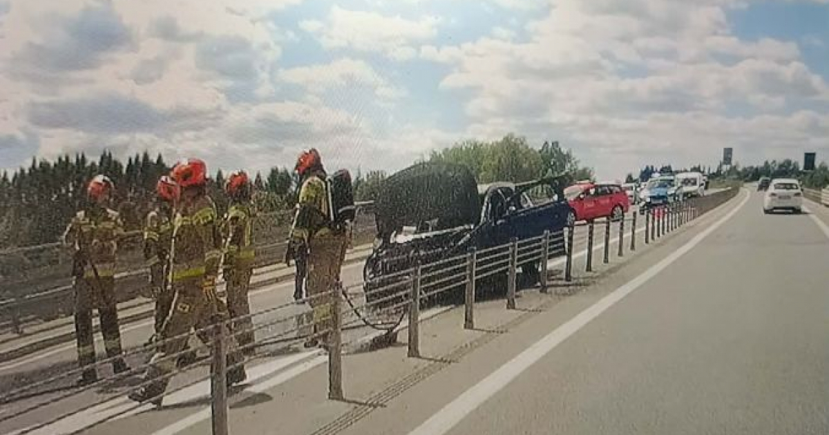Pożar samochodu na obwodnicy Sanoka. realizowane są prace służb [ZDJĘCIA]
