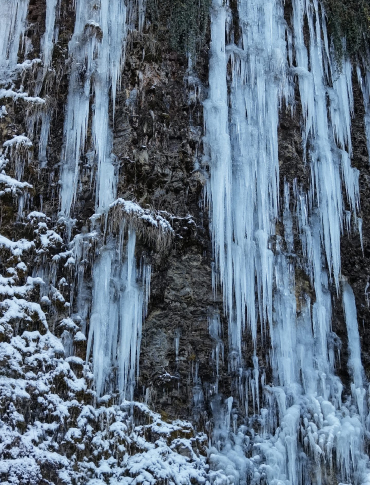 Lodospady w Rudawce Rymanowskiej. Zimowy spektakl natury przyciąga turystów. VIDEO, ZDJĘCIA Z LOTU PTAKA!