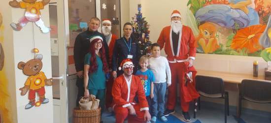 Mikołaj i policjanci odwiedzili najmłodszych pacjentów Szpitala w Brzozowie