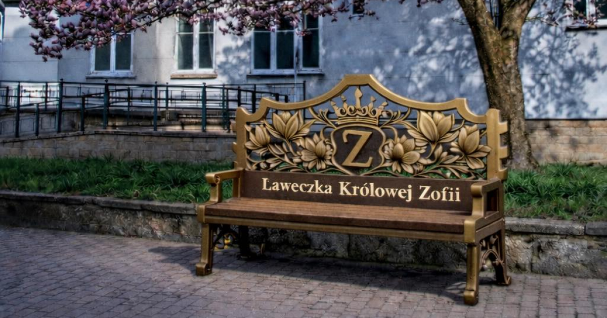 „Ławeczka Królowej Zofii” na etapie malowania. Montaż w przyszłym tygodniu [ZDJĘCIA]