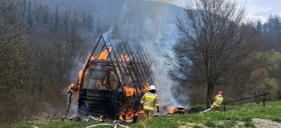 Pożar drewnianego budynku w Bieszczadach [ZDJĘCIA]