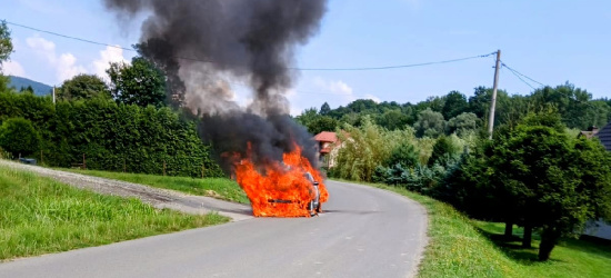 Pożar samochodu osobowego w Łobozewie Dolnym (ZDJĘCIA)