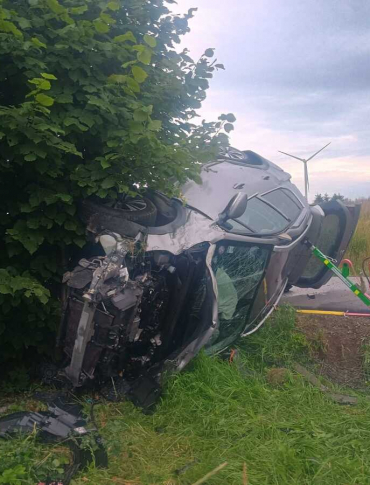 WESOŁA. Groźne dachowanie peugeota. Trzy osoby ranne [ZDJĘCIA]