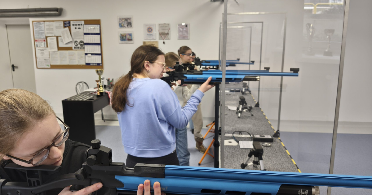 Celne strzały i sportowe emocje. Powiatowe zawody strzeleckie w Sanoku za nami