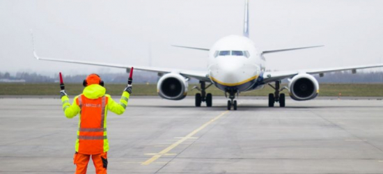 Fałszywy alarm bombowy na lotnisku w Jasionce. 38-latek usłyszał zarzuty