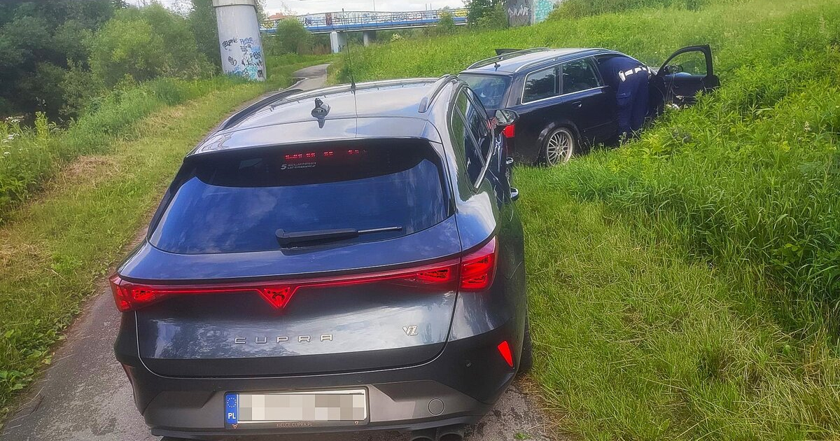 Szalony pościg za Audi. Pasażer wyrzucał narkotyki, kierowca uciekał pieszo [ZDJĘCIA]
