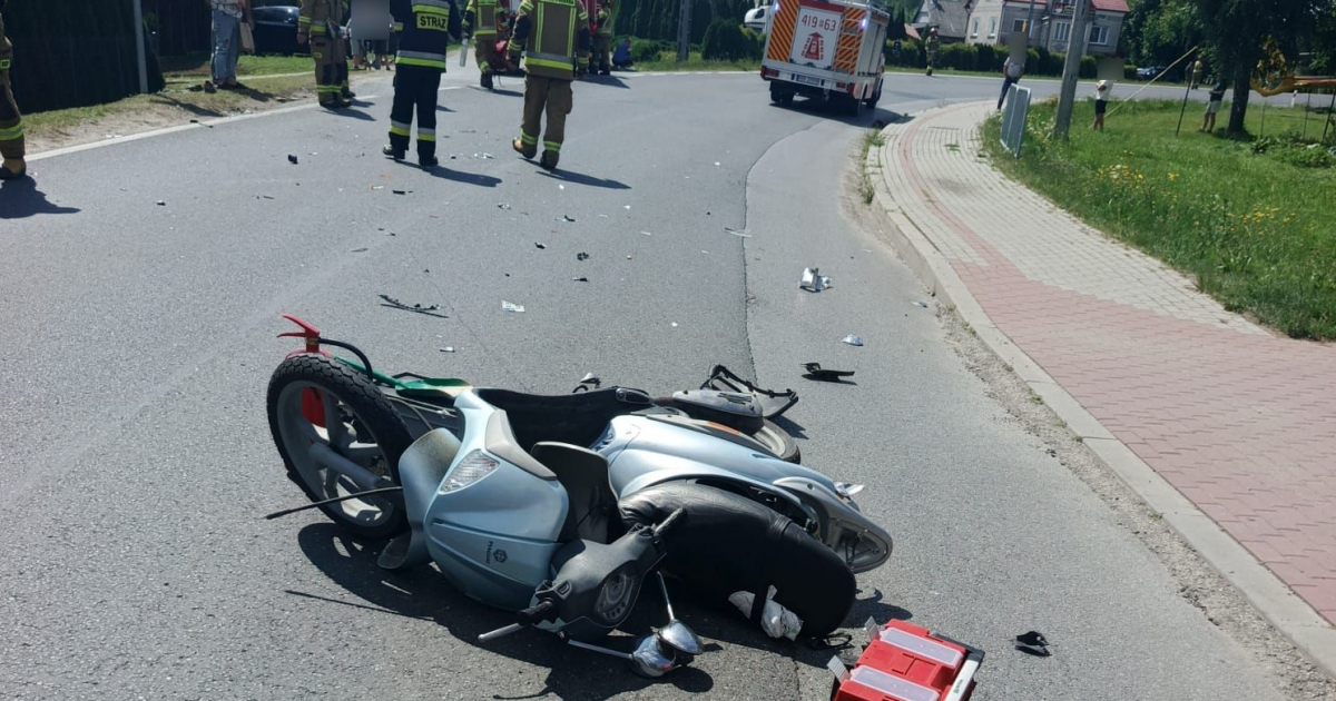 HUMNISKA. Skuter zderzył się z volvo. Jedna osoba trafiła do szpitala